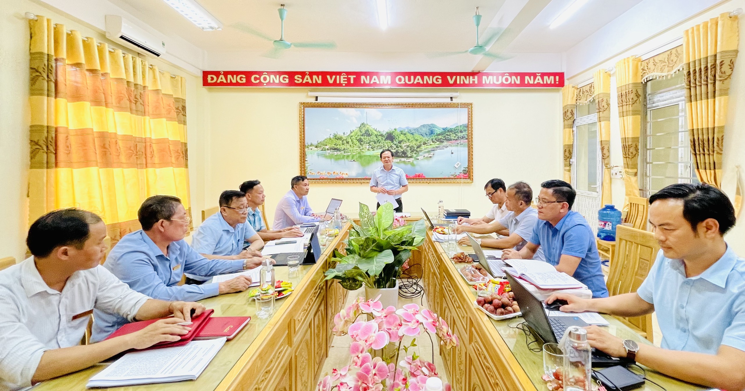 Đoàn kiểm tra làm việc với Thường trực Đảng ủy thị trấn Phố Ràng.